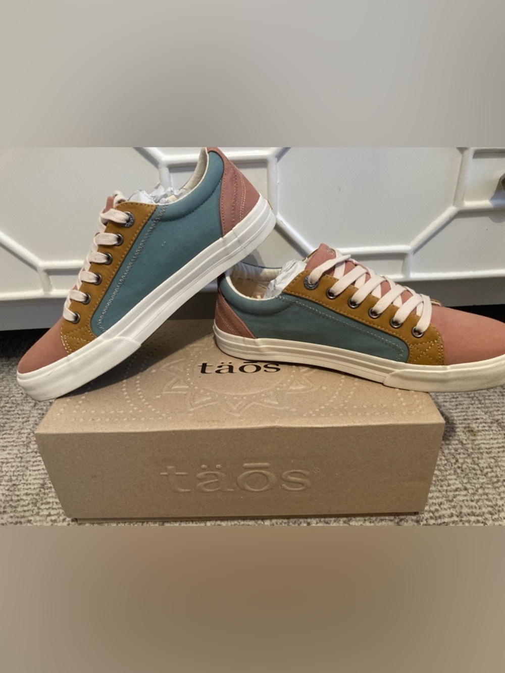 täos color-block Sneakers - Like New - Picture 4 of 9